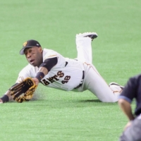 Zelous Wheeler makes a diving catch against the Dragons during the first inning at Tokyo Dome on Saturday. | KYODO