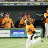 Zelous Wheeler begins to round the bases after hitting a three-run home run as the Giants celebrate in the dugout during the fourth inning of their win over the Eagles on Tuesday at Tokyo Dome. | KYODO