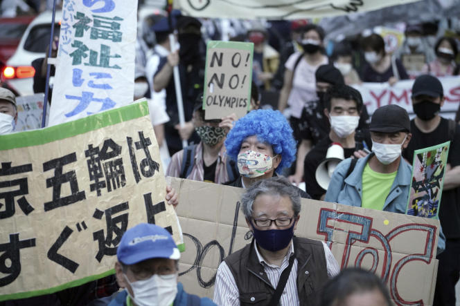 Manifestation contre les Jeux olympiques qui s’ouvriront en juillet, autour du stade national de Tokyo, au Japon, le 9 mai 2021.