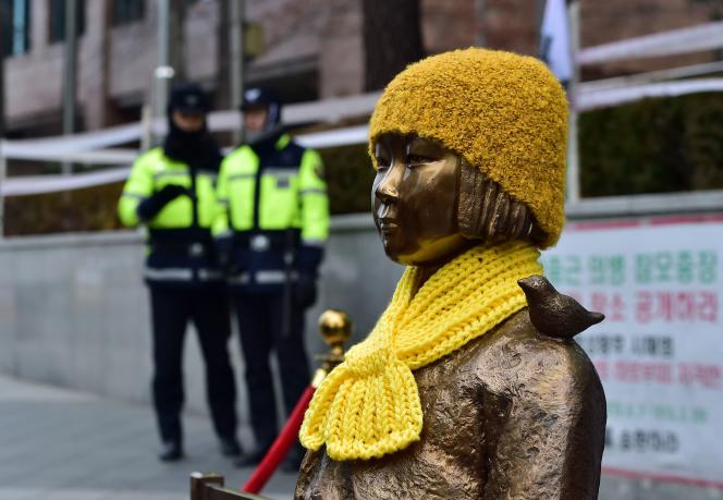 La statue « La Fille de la paix », des sculpteurs sud-coréens Kim Un-seong et Kim Seo-kyeong, devant l’ambassade du Japon à Séoul, le 29 février 2015.