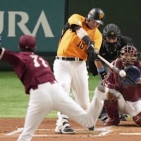 Justin Smoak hit .272 with seven home runs in 34 games with the Giants. | KYODO