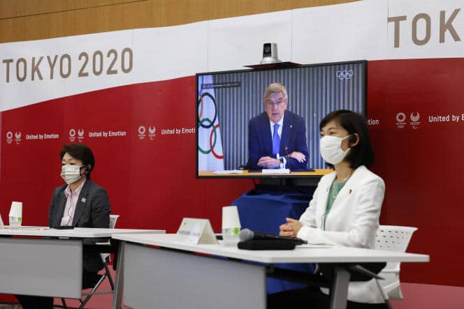 La présidente de Tokyo 2020, Seiko Hashimoto (à gauche), la ministre des Jeux olympiques, Tamayo Marukawa (à droite), et le président du Comité international olympique, Thomas Bach, lors d’une réunion à Tokyo, le 21 juin 2021.