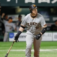 Justin Smoak left the Giants last week in order to be with his family during the pandemic. | KYODO