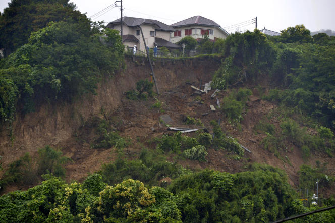 Les secours interviennent à Zushi, dans la préfecture de Kanagawa, samedi 3 juillet 2021.