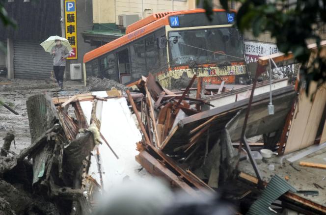 Les coulées de boue ont endommagé bus et maisons à Atami, dans le centre du Japon, samedi 3 juillet 2021.