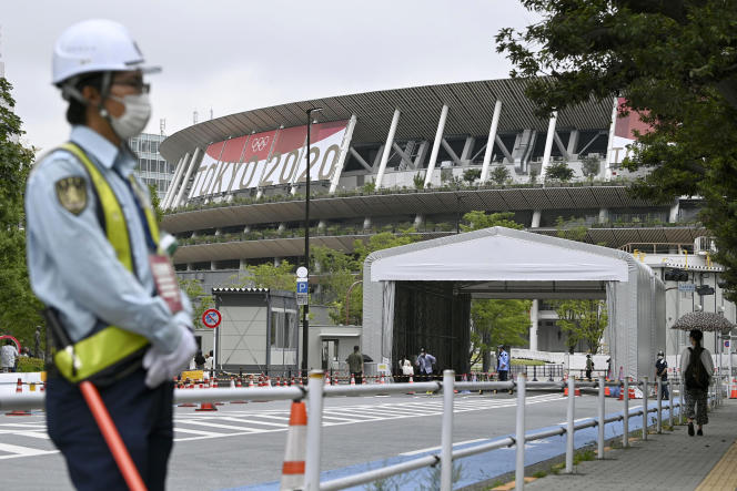 Un garde devant un stade de Tokyo, jeudi 8 juillet 2021.