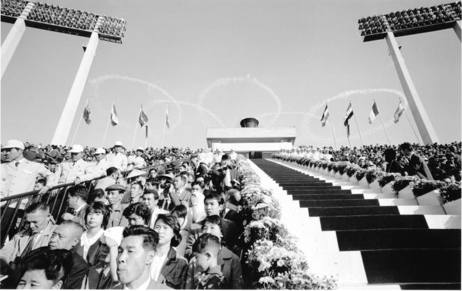 Lors de la cérémonie d’ouverture des Jeux de Tokyo, dans l’ancien National Stadium, le 10 octobre 1964.