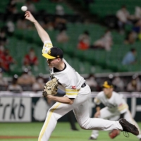 The Hawks' Carter Stewart pitches against the Fighters on Sunday at PayPay Dome in Fukuoka. | KYODO