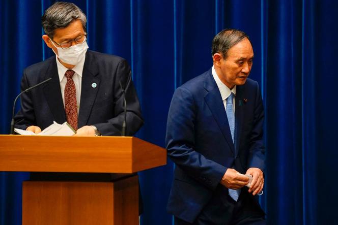 Le premier ministre japonais, Yoshihide Suga (à droite) et le conseiller du gouvernement sur le Covid-19, Shigeru Omi, à Tokyo, le 17 août 2021.