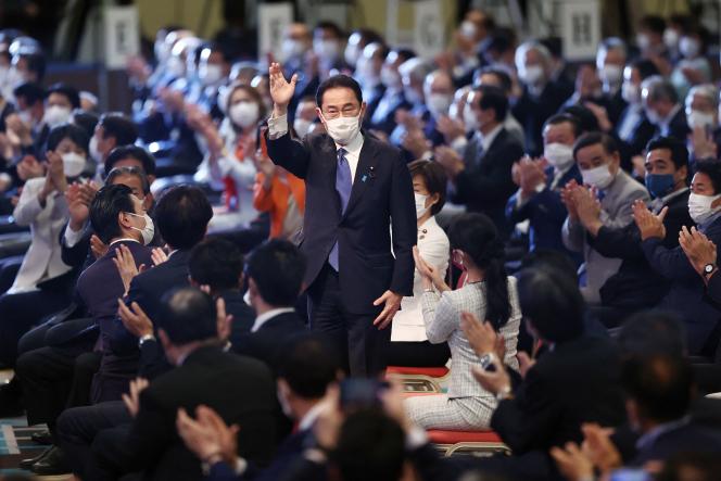 Fumio Kishida salue les militants et les cadres de son parti après avoir été élu à la présidence du Parti libéral-démocrate, à Tokyo, le 29 septembre 2021.