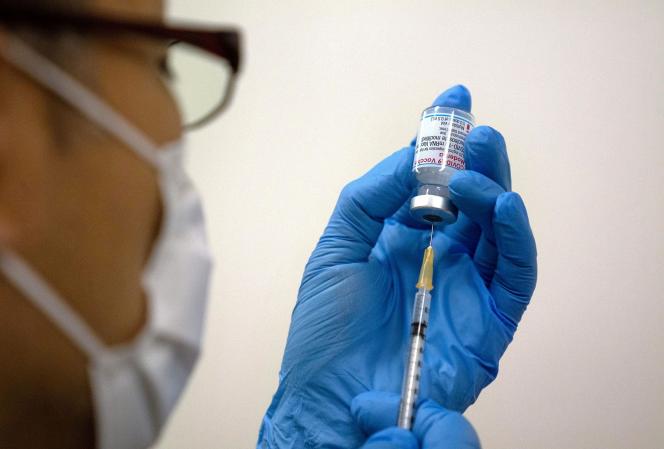 Un préparateur japonais s’apprête à effectuer une injection de vaccin contre le Covid-19 avec le produit de Moderna, à Tokyo, le 24 mai 2021.
