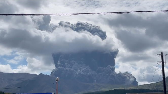 Situé sur l’île de Kyushu, le mont Aso est l’un des volcans placés sous haute surveillance parmi la centaine en activité au Japon, tout comme le mont Fuji, à une centaine de kilomètres de Tokyo.