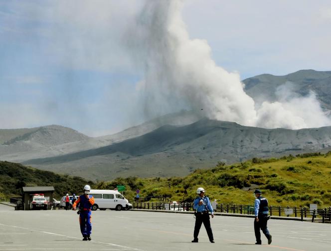 Situé sur l’île de Kyushu, le mont Aso est l’un des volcans placés sous haute surveillance parmi la centaine en activité au Japon, tout comme le mont Fuji, à une centaine de kilomètres de Tokyo.