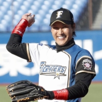 Tsuyoshi Shinjo will take over for Hideki Kuriyama as manager of the Fighters. | KYODO