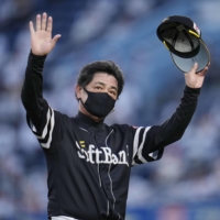 Hawks manager Kimiyasu Kudo plans to step down after seven seasons with the club. | KYODO