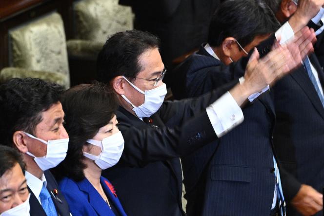 Le premier ministre japonais, Fumio Kishida (au centre), lors de la dissolution de la Chambre basse du Parlement à Tokyo, le 14 octobre 2021.