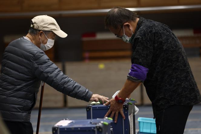 Un électeur japonais glisse son bulletin dans l’urne, à Tokyo, le 31 octobre 2021.