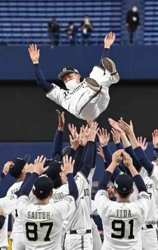 Orix Buffaloes players toss manager Satoshi Nakajima into the air at Tokyo Dome after the team clinched the Pacific League pennant on Wednesday. | KYODO
