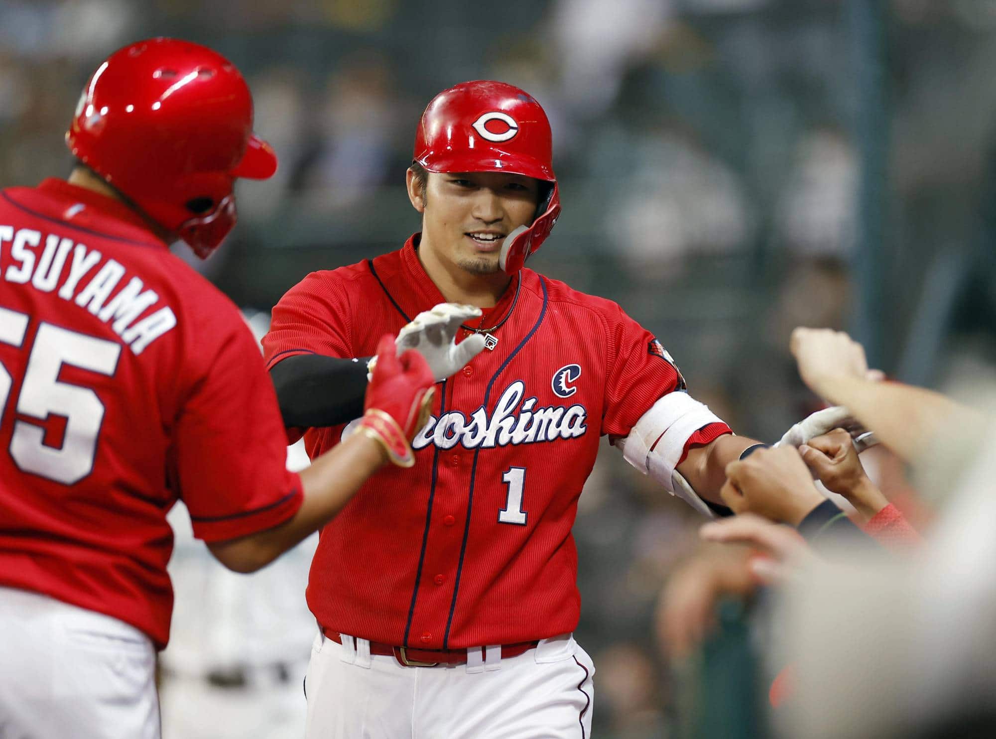 Suzuki's .370 batting average and 19 home runs since Sept. 1 have kept Hiroshima in the hunt for a postseason appearance. | KYODO