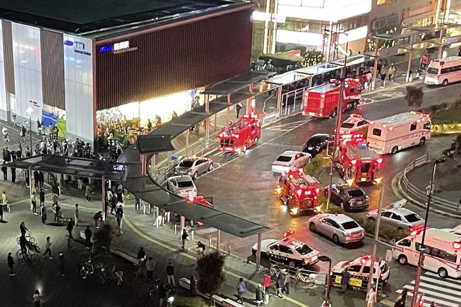 Une image aérienne montre des sauveteurs devant la station Kokuryo où le train attaqué était stationné à Tokyo, le 31 octobre 2021.