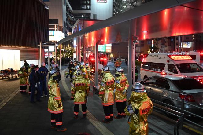 Des pompiers se massent autour de la station Kokuryo où le train était immobilisé à la suite d’une attaque au couteau et un début d’incendie, à Tokyo, le 31 octobre 2021.