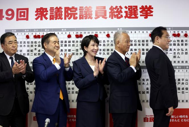 Le premier ministre japonais et chef du Parti libéral-démocrate, Fumio Kishida, avec des membres importants du parti. Sur le tableau figurent les noms des candidats retenus pour les élections générales, au siège du parti, à Tokyo, le 31 octobre 2021.