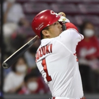 Carp star Seiya Suzuki was posted on Monday, giving MLB teams a month to sign him to a contract. | KYODO