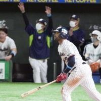 The Swallows' Domingo Santana watches hit two-run home run in the bottom of the seventh inning during Game 2 of the Japan Series at Tokyo Dome on Tuesday. | KYODO