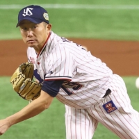 The Swallows' Masanori Ishikawa became the oldest CL pitcher to win a Japan Series contest in Game 4 at Tokyo Dome on Wednesday. | KYODO