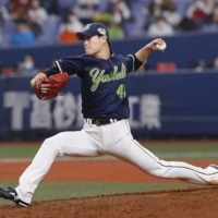 The Swallows' Keiji Takahashi threw a five-hit shutout against the Orix Buffaloes in Game 2 of the Japan Series at Kyocera Dome Osaka on Sunday night. | KYODO