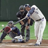 Swallows first baseman Jose Osuna hits a tiebreaking single against the Buffaloes during the sixth inning in Game 4 of the Japan Series at Tokyo Dome on Wednesday. | KYODO