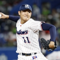 The Swallows' Yasunobu Okugawa pitched a shutout against the Giants in Game 1 of the Central League Climax Series Final Stage. | KYODO