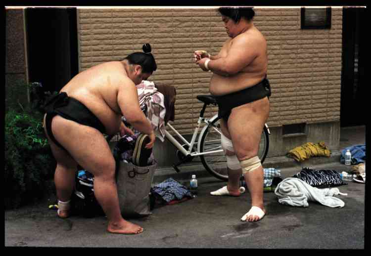 L’après-midi est libre. Une carrière professionnelle dure une dizaine d’années. Une fois à la retraite,ces athlètes hors normes perdent beaucoup de poids, sans forcément retrouver une charge pondérale ordinaire.