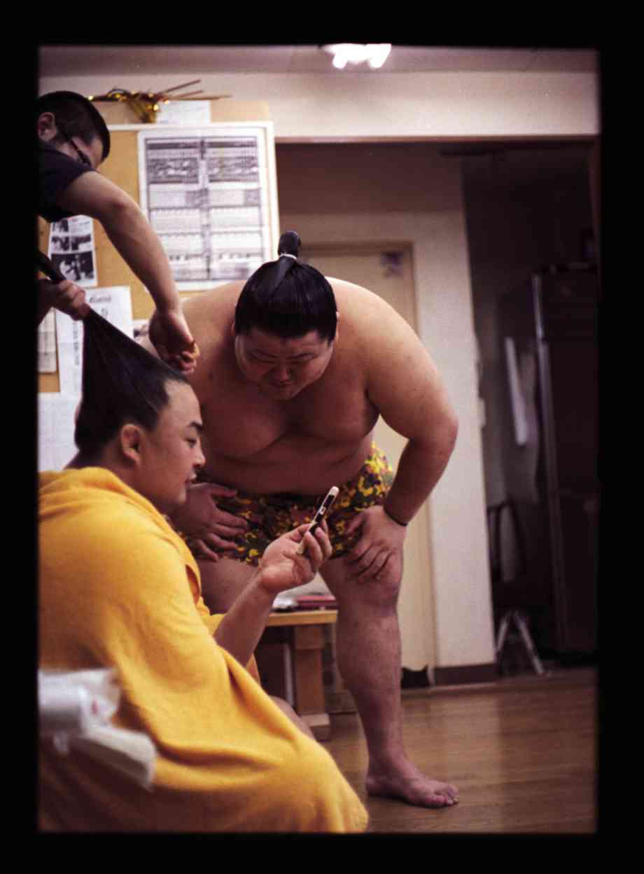 Recruté en Chine, Sokokurai (entre les mains du coiffeur de l’écurie) est l’unique membre d’Arashio à combattre en première division professionnelle. Ce grade lui vaut plusieurs privilèges, dont celui de s’installer à table le premier.