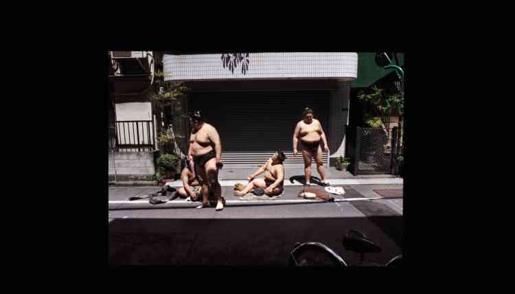 Après le déjeuner, les lutteurs occupent leur temps comme ils l’entendent.