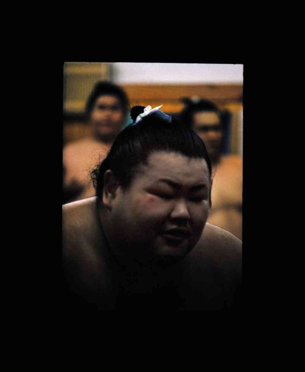 Le rikishi Fukugoriki aux prises avec un lutteur amateur.
