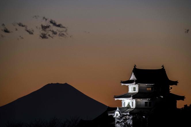 Le chateau de Sekiyado illuminé la nuit, avec le mont Fuji, depuis Sakai, au Japon, le 24 novembre 2021.