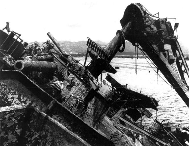 L’épave de l’« USS Oklahoma » sortie des eaux de Pearl Harbor, à Hawaï, en mai 1943.