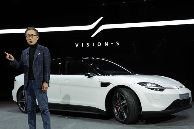 Kenichiro Yoshida, le patron de Sony, lors de la présentation de la Vision S, au salon de l’électronique grand public de Las Vegas (Nevada), mardi 4 janvier.