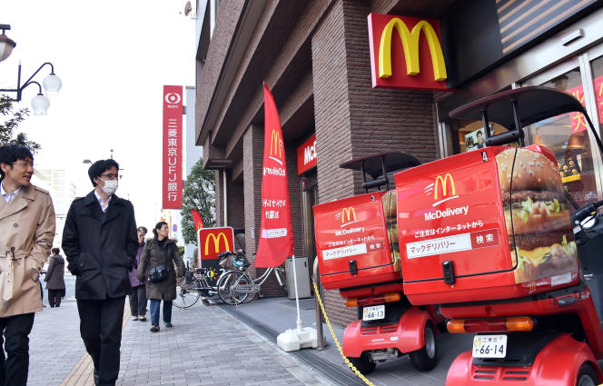 Devant un restaurant McDonald’s à Tokyo (Japon), en janvier 2015.