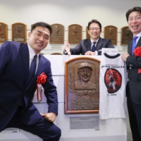 Hall of Famer Atsuya Furuta (center) poses with newly elected members Masahiro Yamamoto (left) and Shingo Takatsu at the Japanese Baseball Hall of Fame on Friday. | KYODO