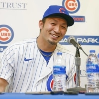 Seiya Suzuki speaks at a news conference announcing his signing with the Cubs in Mesa, Arizona, on Friday. | KYODO