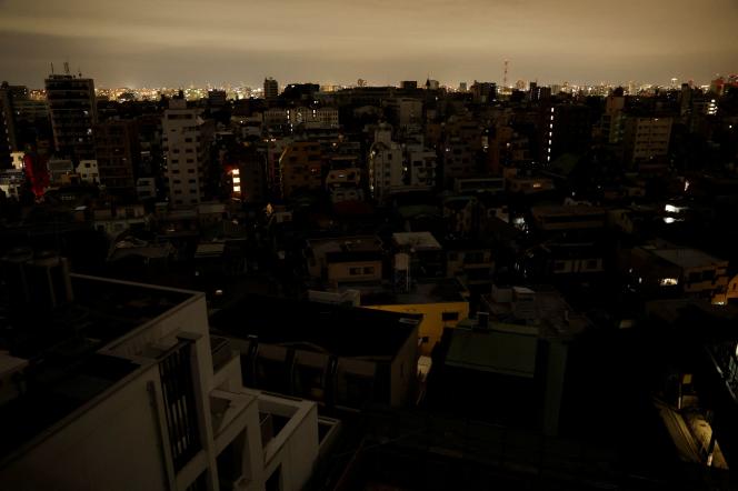 La ville de Tokyo a été en partie plongée dans le noir après un séisme de magnitude 7,3, survenu mercredi 16 mars dans la soirée.