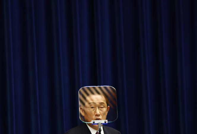 Le premier ministre japonais, Fumio Kishida (vu à travers un télé-prompteur), prend la parole lors d’une conférence de presse à Tokyo, le 3 mars 2022.