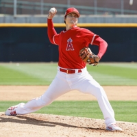 The Angels' Shohei Ohtani pitches during practice in Tempe, Arizona, on Thursday. | KYODO