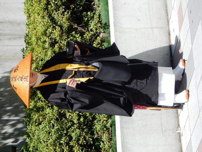 Moine zen mendiant devant la gare de Nagoya (Japon).