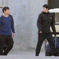 Shohei Ohtani (right) and his interpreter Ippei Mizuhara arrive at the Angels' spring training facility in Tempe, Arizona, on Sunday. | KYODO