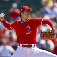 Angels pitcher Shohei Ohtani throws against the Royals during a spring training game in Tempe, Arizona, on Monday. | USA TODAY / VIA REUTERS