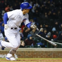 Cubs outfielder Seiya Suzuki runs to first base after his fourth-inning single against the Rays in Chicago on Monday. | KYODO