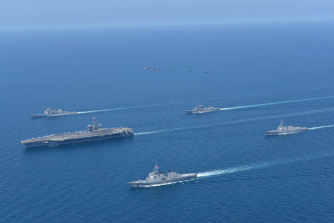 L’USS Abraham Lincoln, à gauche, et le JS Kongo, à l’avant, naviguent en formation lors d’un exercice bilatéral américano-japonais en mer du Japon, le 12 avril 2022.